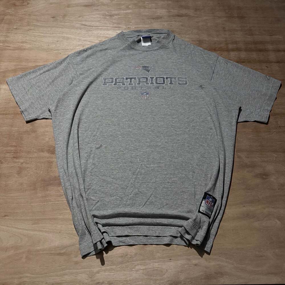 Reebok New England Patriots Y2K Style NFL Faded Graphic T-Shirt